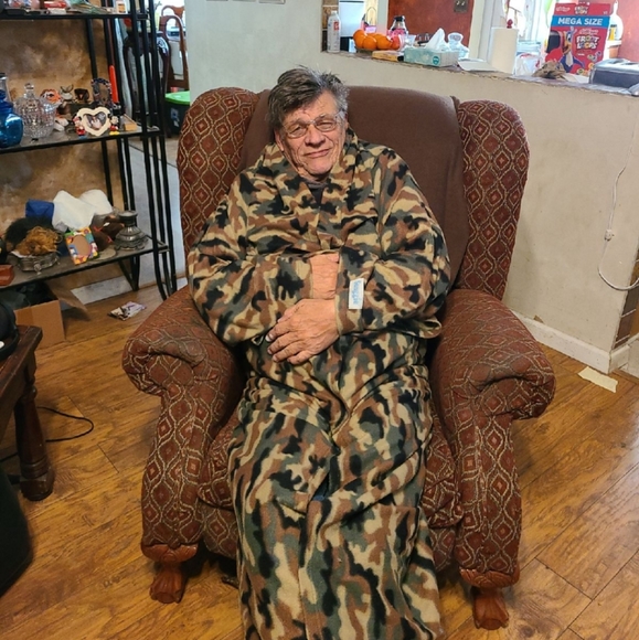 Snuggie For Kids Youth Camo Wearable Fleece Blanket with Sleeves and large poc - Picture 2 of 6